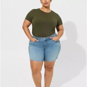 Torrid PERFECT SUPERSOFT
CREW NECK TEE                 
SIZE: 4 (4X l 26)